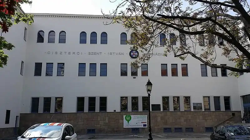 Ciszterci Szent István Gimnázium épülete