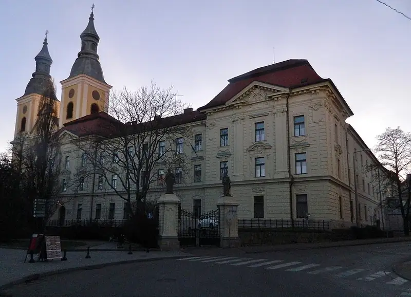 Gárdonyi Géza Ciszterci Gimnázium és Kollégium épülete