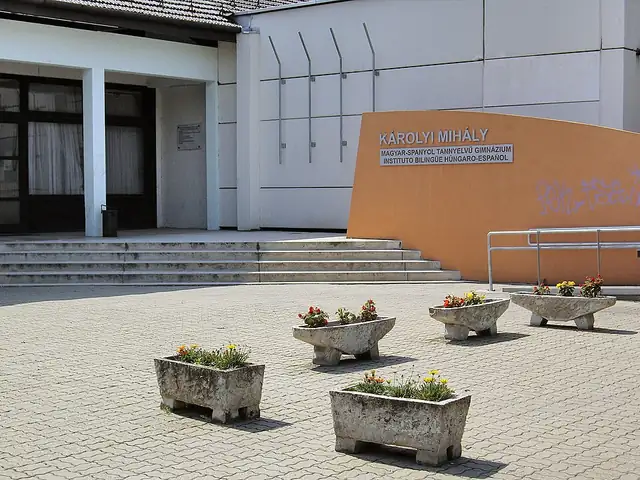 Kispesti Károlyi Mihály Magyar-Spanyol Tannyelvű Gimnázium épülete
