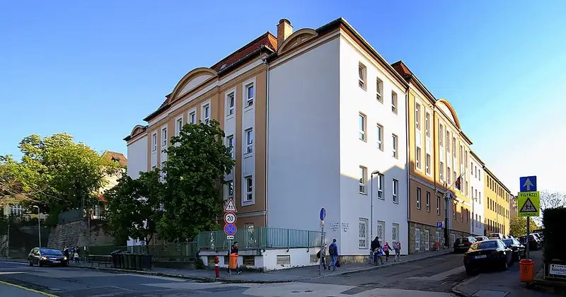 Szent Angéla Ferences Általános Iskola és Gimnázium épülete