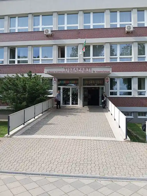 Tiszaparti Római Katolikus Általános Iskola és Gimnázium épülete