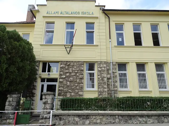 Pécsi Bártfa Utcai Általános Iskola épülete